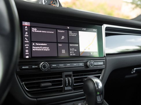 Certified 2019 Porsche Macan AWD/4WD image 25