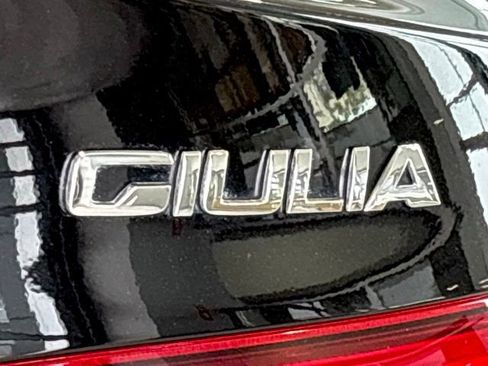 Used 2018 Alfa Romeo Giulia image 5