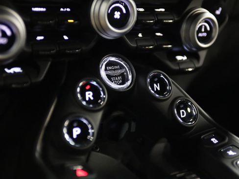 Used 2021 Aston Martin V8 Vantage Coupe RWD image 26