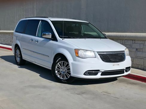 Used 2014 Chrysler Town & Country Touring-L w/ Driver Convenience Group FWD image 1