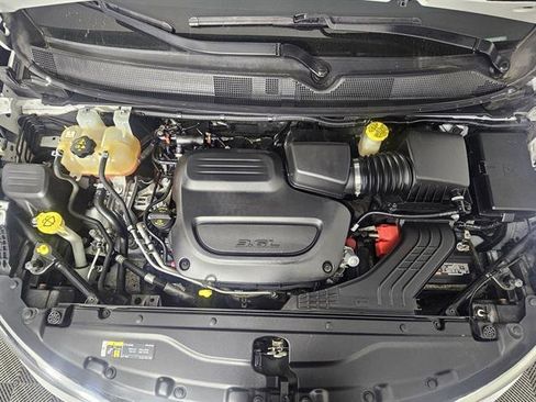 Used 2020 Chrysler Pacifica Touring-L image 11