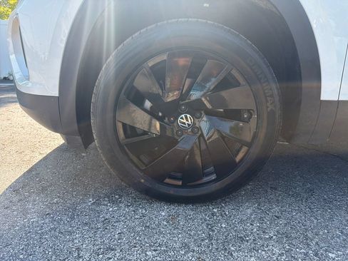 Used 2024 Volkswagen Atlas SE w/ Panoramic Sunroof Package FWD image 28