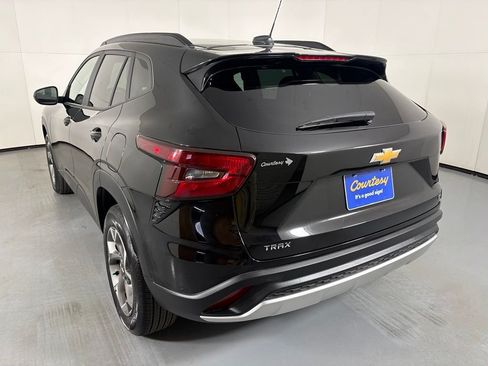 Used 2025 Chevrolet Trax LT FWD image 6