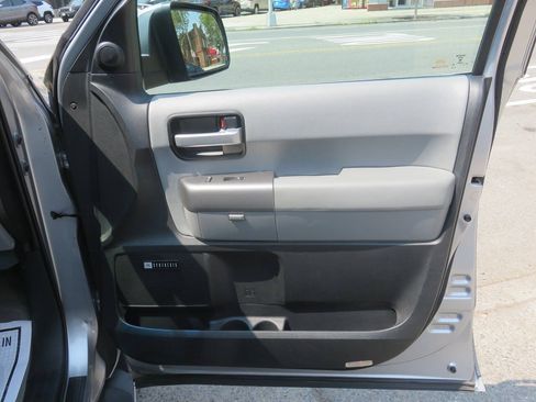 Used 2011 Toyota Sequoia Limited AWD/4WD image 32