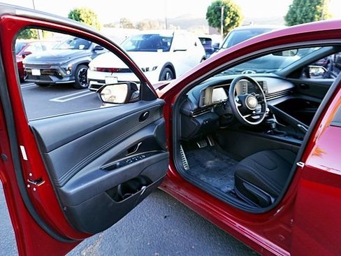 Used 2025 Hyundai Elantra Sport image 33