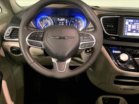 Used 2023 Chrysler Voyager LX image 5