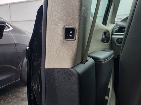 Certified 2024 Chrysler Pacifica Touring-L image 27