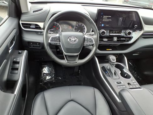 Used 2023 Toyota Highlander XLE AWD/4WD image 8