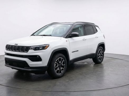 Used 2025 Jeep Compass Trailhawk AWD/4WD image 3