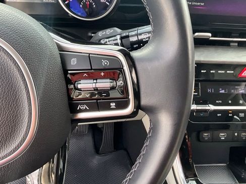 Used 2024 Kia Carnival EX image 17