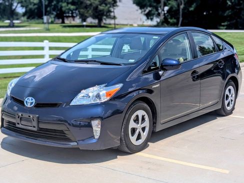 Used 2014 Toyota Prius Four w/ Solar Roof Package FWD image 3
