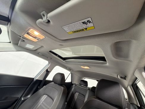 Used 2023 Hyundai Venue SEL FWD image 23
