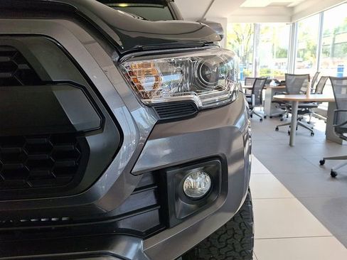 Used 2016 Toyota Tacoma TRD Sport AWD/4WD image 9