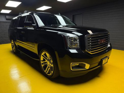 Used 2017 GMC Yukon XL SLT w/ Premium Edition AWD/4WD image 2