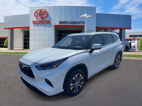 Used 2023 Toyota Highlander XLE image 4