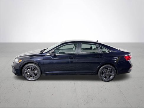 Certified 2023 Volkswagen Jetta SE w/ Panoramic Sunroof Package FWD image 9