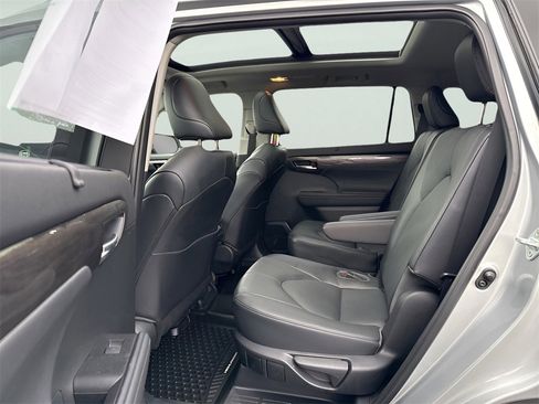 Used 2023 Toyota Highlander Limited image 20