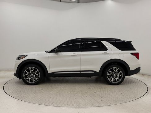 Used 2025 Ford Explorer Platinum w/ Ultimate Package AWD/4WD image 2