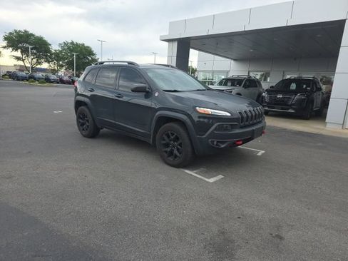 Used 2016 Jeep Cherokee Trailhawk w/ Leather Interior Group AWD/4WD image 3