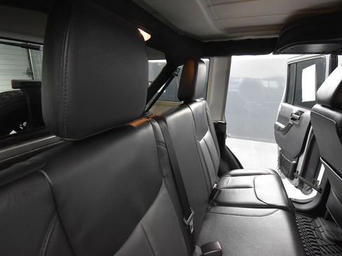 Used 2017 Jeep Wrangler Unlimited Sahara image 16