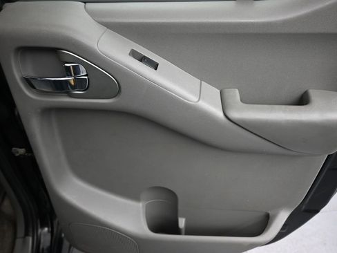 Used 2010 Nissan Frontier SE image 31