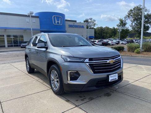 Used 2023 Chevrolet Traverse LT w/ LPO, Cargo Package AWD/4WD image 2