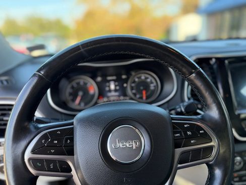 Used 2019 Jeep Cherokee Limited FWD image 36