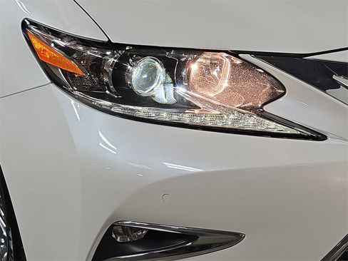 Used 2016 Lexus ES 300h image 12