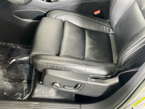 Used 2023 Volvo XC40 B5 Plus image 19