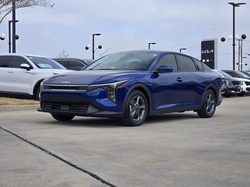 New 2025 Kia K4 LXS image 2