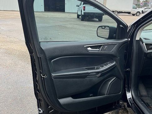 Used 2023 Ford Edge SE image 5