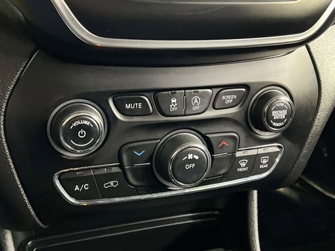 Used 2019 Jeep Cherokee Latitude w/ Popular Appearance Group image 25