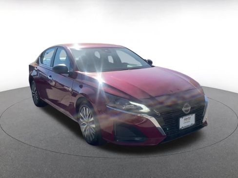 Used 2025 Nissan Altima 2.5 SV FWD image 3