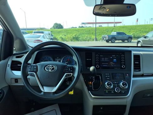 Used 2020 Toyota Sienna LE FWD image 17