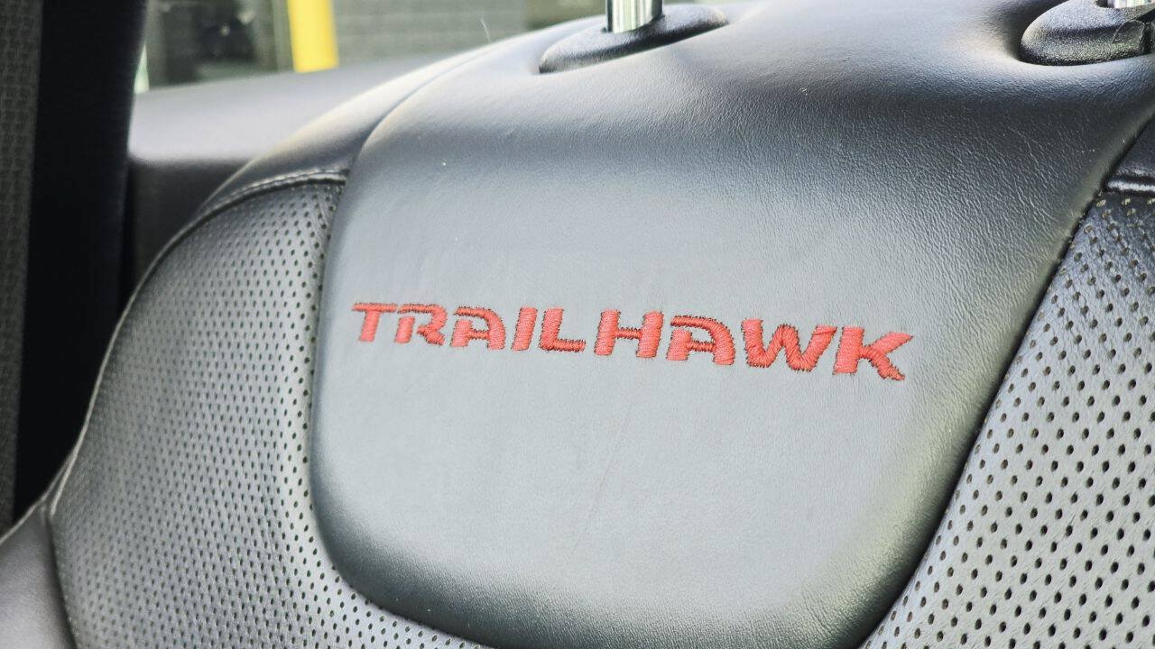 Used 2018 Jeep Cherokee Trailhawk AWD/4WD image 27