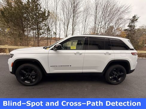 Certified 2025 Jeep Grand Cherokee Altitude image 4