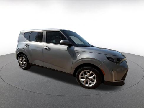 Used 2025 Kia Soul LX w/ LX Technology Package FWD image 2
