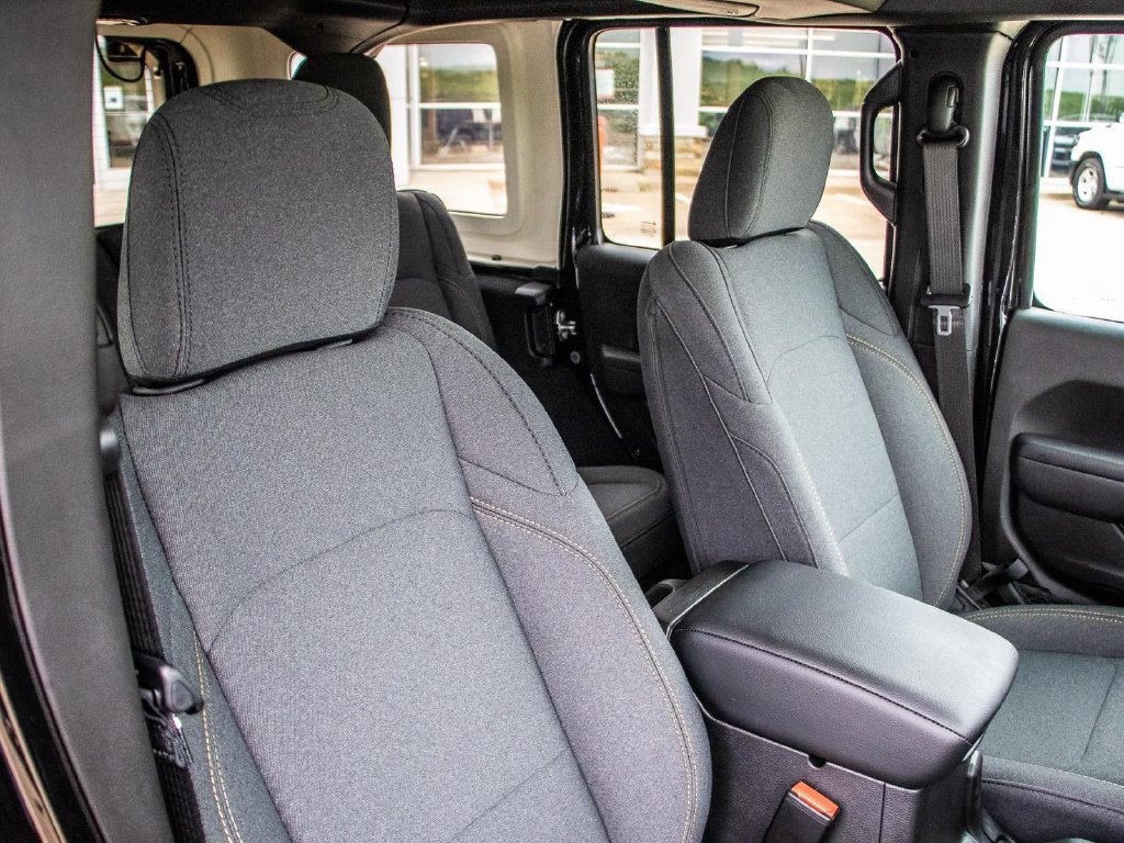 Used 2025 Jeep Wrangler Unlimited Sport AWD/4WD image 18