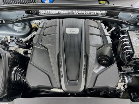 Certified 2022 Porsche Macan S image 32