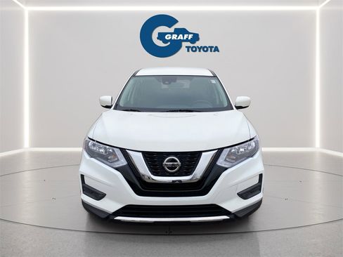 Used 2019 Nissan Rogue S image 2