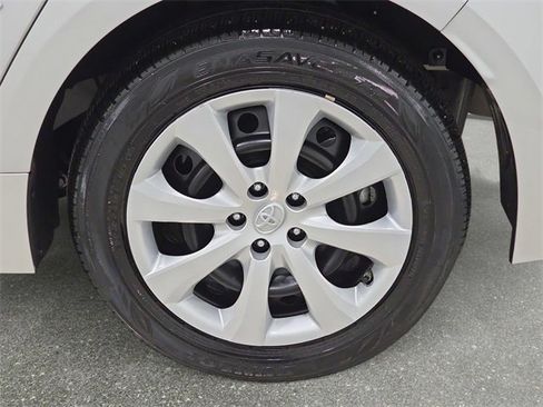 Used 2023 Toyota Corolla LE image 31