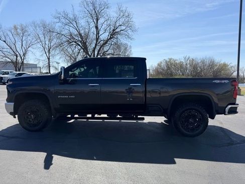 Used 2024 Chevrolet Silverado 2500 LTZ AWD/4WD image 4