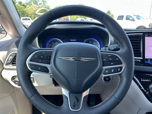 Certified 2024 Chrysler Pacifica Touring-L FWD image 13