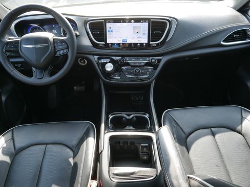 Used 2025 Chrysler Pacifica Limited FWD image 10