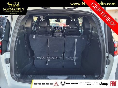 Certified 2025 Chrysler Pacifica Select FWD image 19