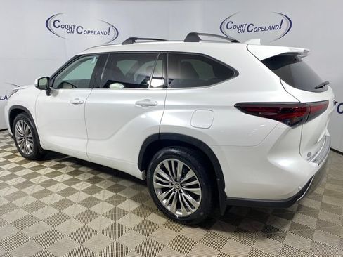 Certified 2024 Toyota Highlander Platinum AWD/4WD image 4