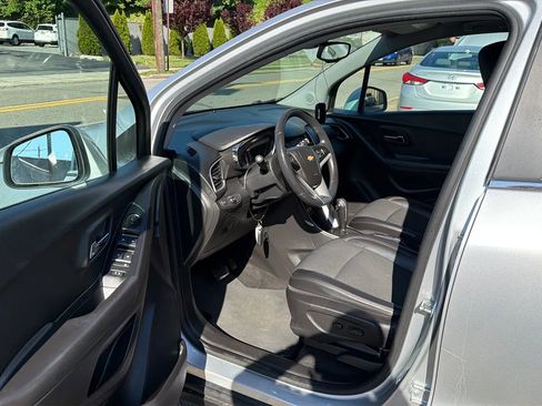 Used 2019 Chevrolet Trax LT w/ LT Convenience Package FWD image 23