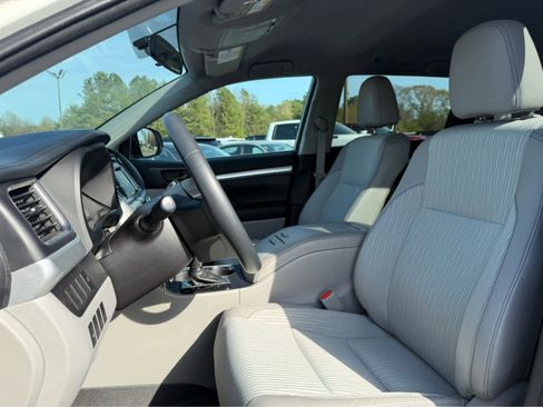 Used 2015 Toyota Highlander Plus image 11