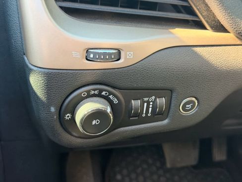 Used 2015 Jeep Cherokee Latitude w/ Comfort/Convenience Group image 16