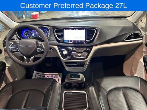 Used 2024 Chrysler Pacifica Touring-L FWD image 2